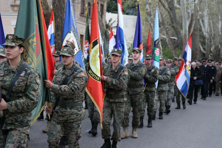 MOSTAR, 11. travnja (FENA) &ndash; U utorak navečer nastavljena je sredi&scaron;nja svečanost obilježavanja 31. obljetnice utemeljenja Hrvatskog vijeća obrane (HVO) i 18. obljetnice utemeljenja 1. pje&scaron;ačke (gardijske) pukovnije Oružanih snaga (OS) BiH.(Foto FENA/Branka Soldo)