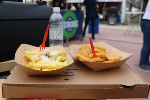 &Scaron;IROKI BRIJEG, 21. srpnja (FENA) - Gurmani i ljubitelji dobre glazbe od večeras imaju priliku okusiti ne&scaron;to drugačiju hranu i uživati u dobrim koncertima na Festivalskom trgu parka Sajmi&scaron;te u &Scaron;irokom Brijegu gdje je počeo četvrti Street Food Festival. (Foto FENA/Branka Soldo)