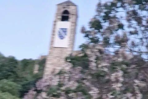 Zastava Republike Bosne i Hercegovine s ljiljanima na sahat-kuli u Počitelju