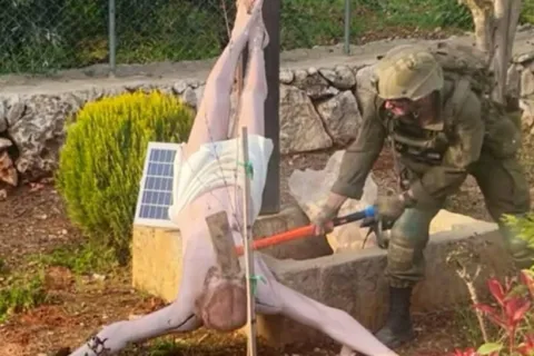 Izraelski vojnik čekićem razbio kip Isusa