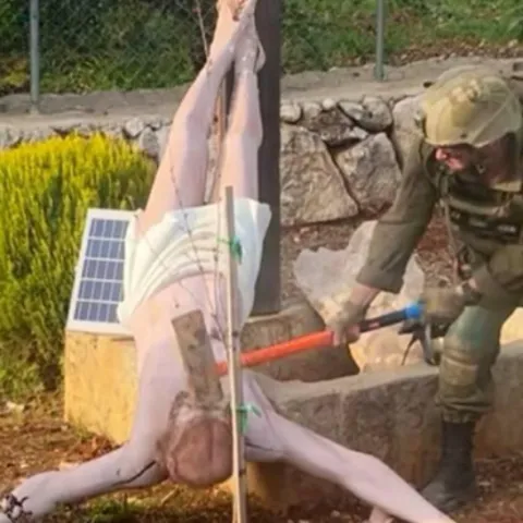 Izraelski vojnik čekićem razbio kip Isusa