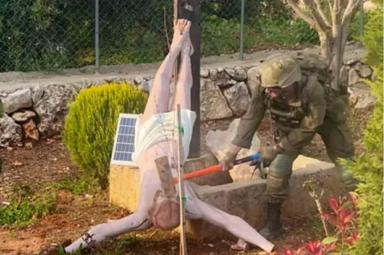 Izraelski vojnik uni&scaron;tava kip Isusa