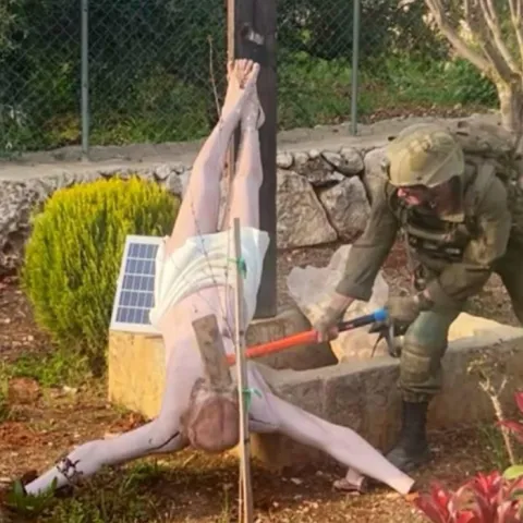 Izraelski vojnik uni&scaron;tava kip Isusa