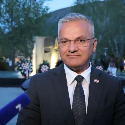 MOSTAR, 8. travanj (FENA) &ndash; Svetom misom, svečanim mimohodom te polaganjem vijenaca ispred sredi&scaron;njeg spomen obilježja ispred Hrvatskog doma herceg Stjepana Kosače u Mostaru u ponedjeljak je zavr&scaron;eno obilježavanje 32. godi&scaron;njice osnivanja Hrvatskog vijeća obrane (HVO).(Foto FENA/Branka Soldo) 