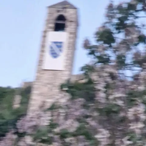 Zastava Republike Bosne i Hercegovine s ljiljanima na sahat-kuli u Počitelju