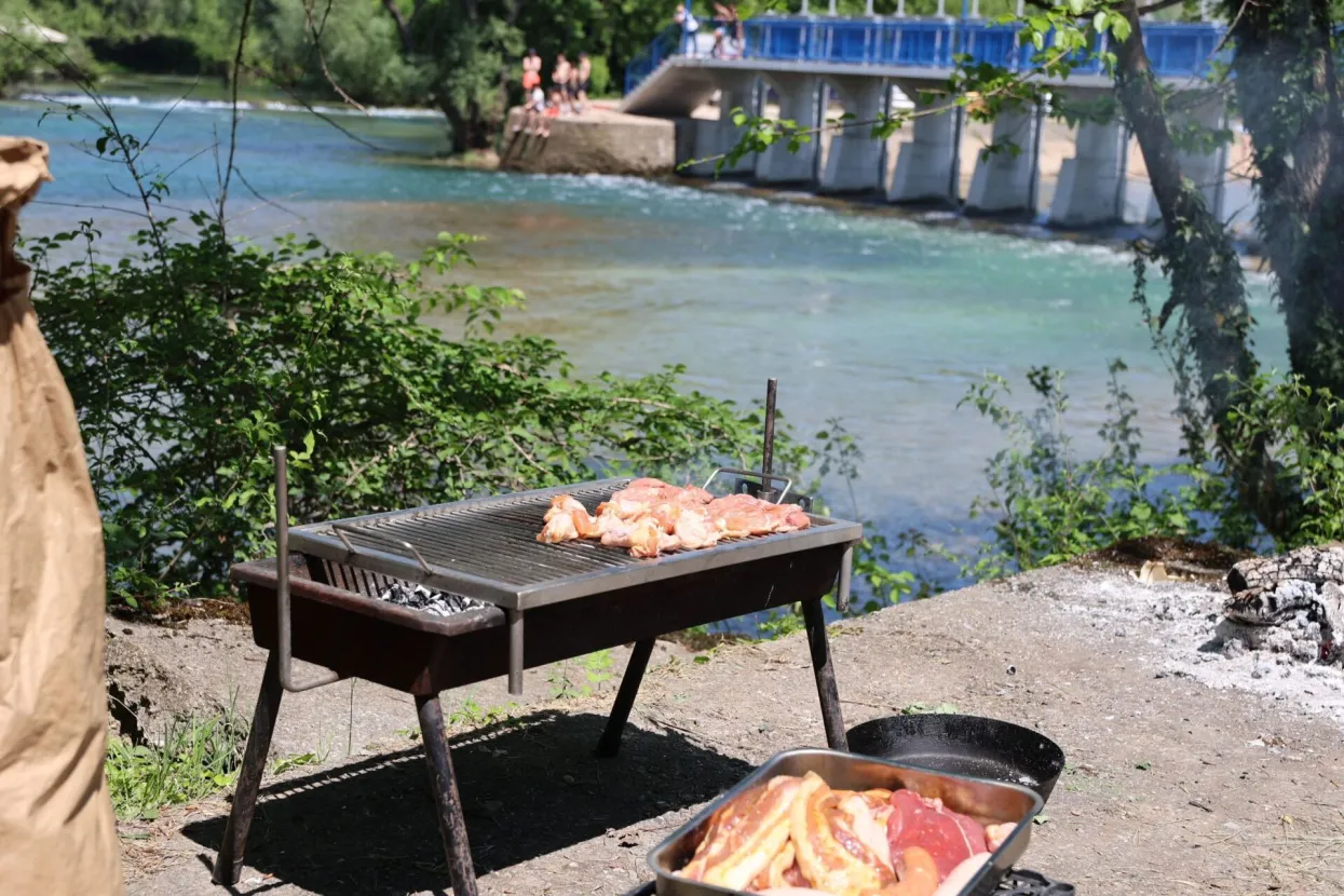 MOSTAR, 1. svibnja (FENA) - Stanovnici Mostara proslavili su MeД'unarodni praznik rada na nekom od izletiЕЎta u okolici najveД&Dagger;eg grada u Hercegovini.(Foto FENA/Branka Soldo)