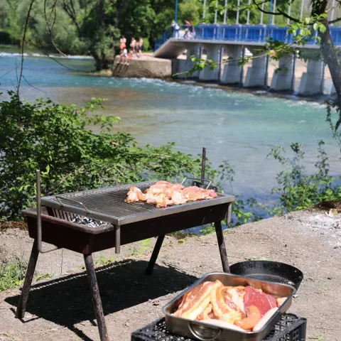 MOSTAR, 1. svibnja (FENA) - Stanovnici Mostara proslavili su MeД'unarodni praznik rada na nekom od izletiЕЎta u okolici najveД&Dagger;eg grada u Hercegovini.(Foto FENA/Branka Soldo)