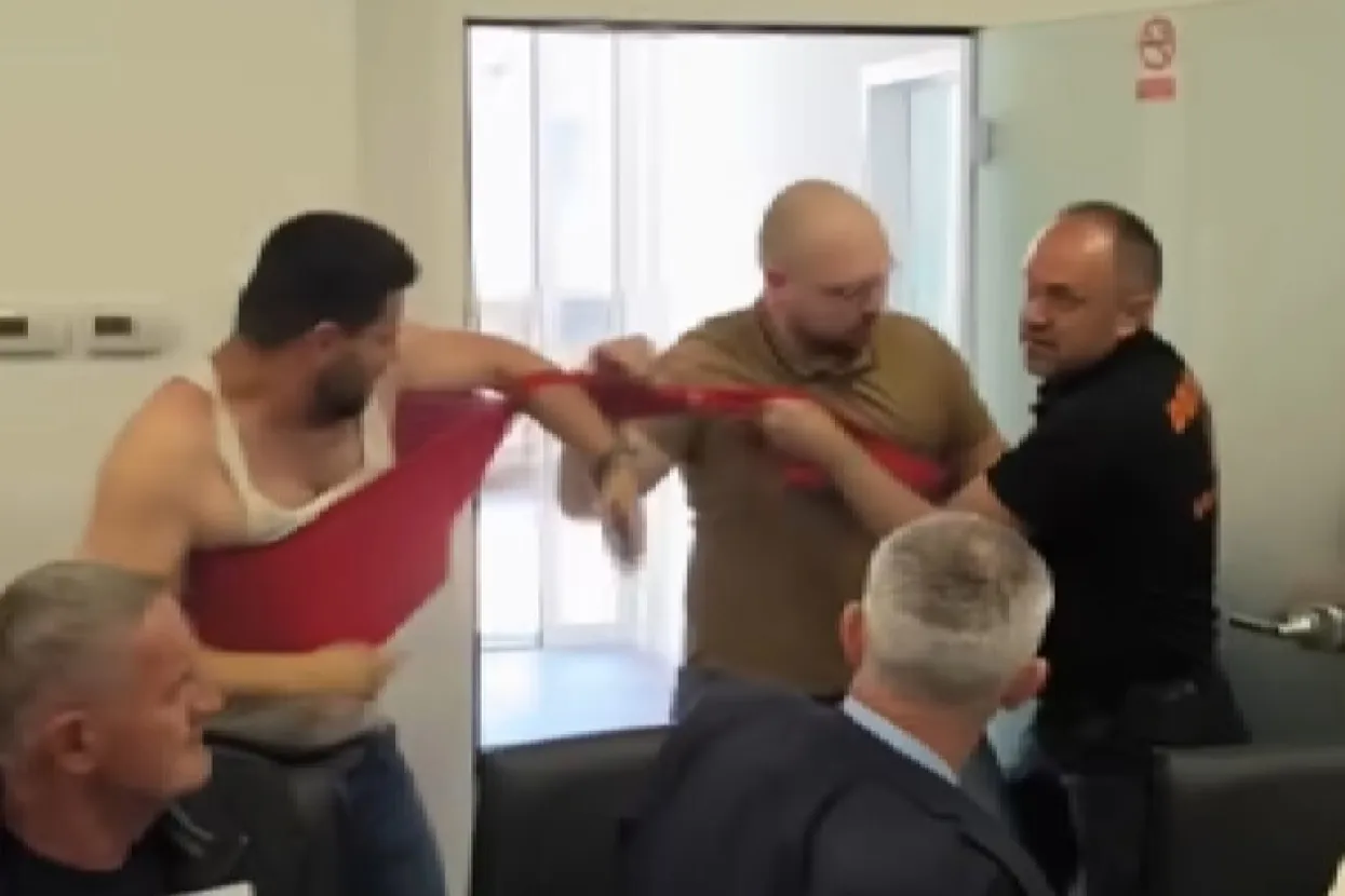 U Grudama se sukobili vlast i opozicija. Zastupnik ostao bez majice