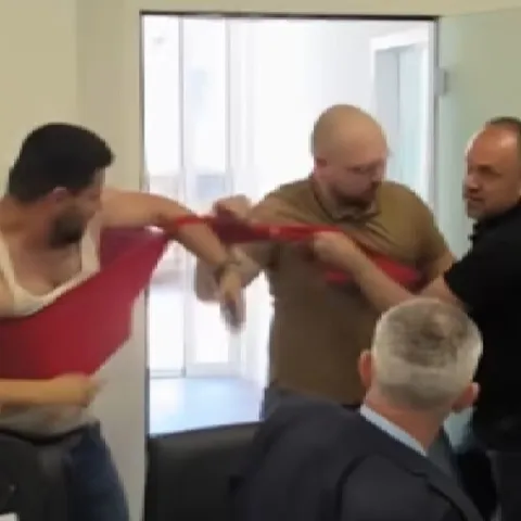 U Grudama se sukobili vlast i opozicija. Zastupnik ostao bez majice