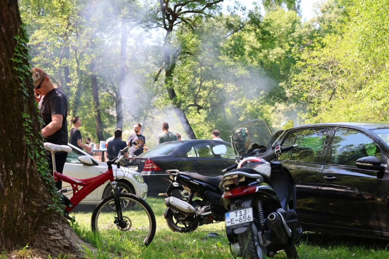 MOSTAR, 1. svibnja (FENA) - Stanovnici Mostara proslavili su MeД'unarodni praznik rada na nekom od izletiЕЎta u okolici najveД&Dagger;eg grada u Hercegovini.(Foto FENA/Branka Soldo)
