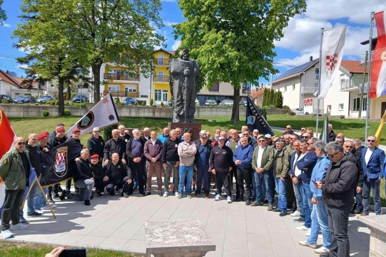 Okupljanje pripadnika oklopnih postrojbi HVO-a u Tomislavgradu