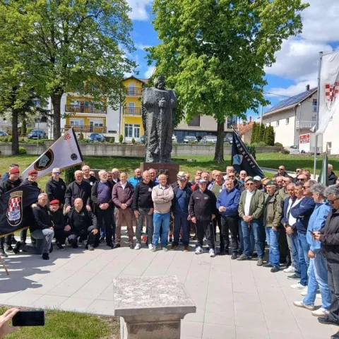 Okupljanje pripadnika oklopnih postrojbi HVO-a u Tomislavgradu