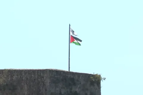 Zastava s ljiljanima i palestinska zastava na kuli Herceg Stjepana Kosače