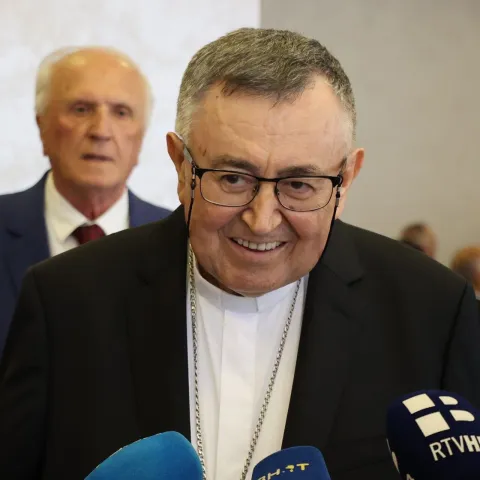 MOSTAR, 21. lipnja (FENA) &ndash; Svečanom sjednicom Hrvatske akademije za znanost i umjetnost (HAZU) u BiH koja je održana u petak u Mostaru obilježeno je deset godina djelovanja ove institucije, a počasnim članom Akademije postao je kardinal Vinko Puljić, nadbiskup metropolit vrhbosanski u miru.(Foto FENA/Mario Obrdalj)