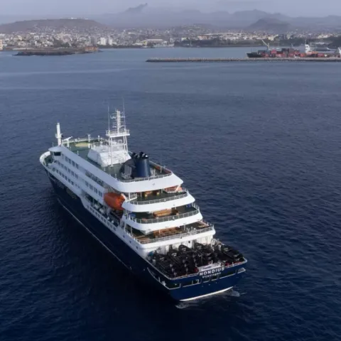 Kruzer MV Hondius