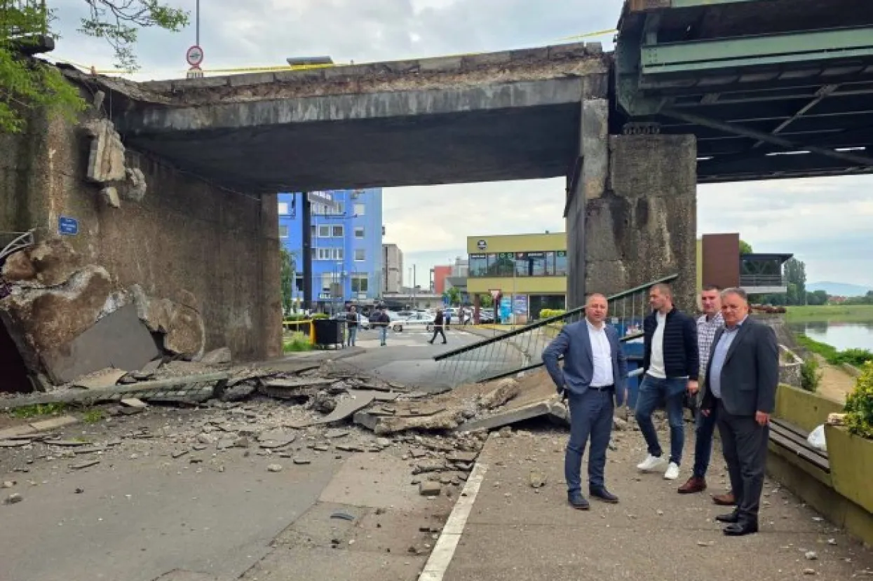 Јanković i Adžić pored dijela uru&scaron;enog mosta u Gradi&scaron;ci