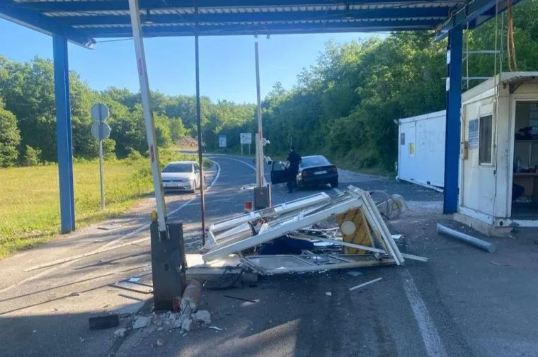 Zbog prometne nezgode zatvoren granični prijelaz na Prisici