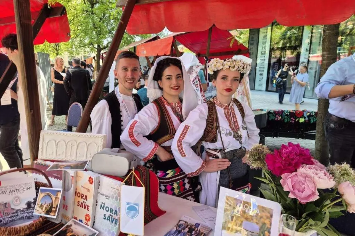 Predstavljena knjiga 'Tradicijsko ruho od mora do Save' na Europskom trgu u Zagrebu