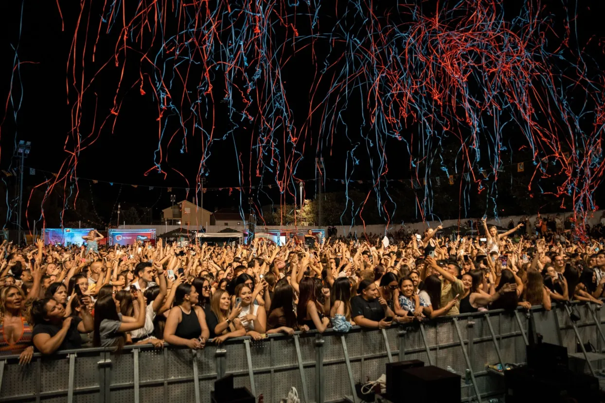 MOSTAR, 9. srpnja (FENA) - Trinaesto izdanje Mostar Summer Festa (MSF) jo&scaron; jednom je potvrdilo status MSF-a kao jednog od najvažnijih urbanih festivala u regiji, a organizatori, iznimno zadovoljni ovogodi&scaron;njim izdanjem, u razgovoru za Fenu ističu važnost Festivala za kulturnu i turističku promociju Mostara, sve veću posjećenost iz zemlje i inozemstva, te prepoznatljivu festivalsku energiju i produkciju koja iz godine u godinu privlači vjernu, ali i novu publiku. (Foto FENA/Denis Leko)