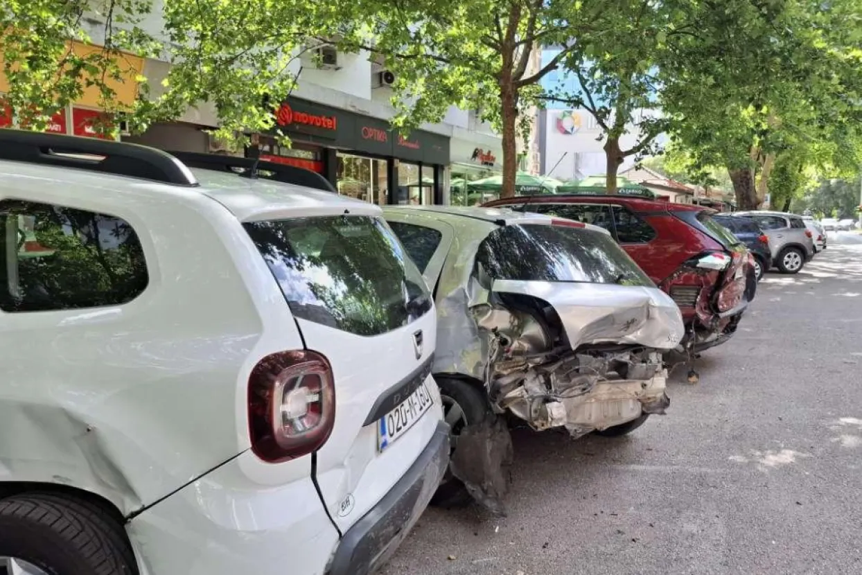 Vozač Mercedesa naletio na &scaron;est parkiranih vozila
