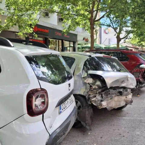 Vozač Mercedesa naletio na &scaron;est parkiranih vozila