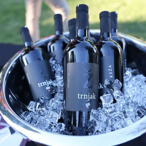 LJUBU&Scaron;KI, 28. lipnja (FENA) &ndash; U organizaciji Udruge vinogradara i vinara Ljubu&scaron;ki u ovom hercegovačkom gradu je u subotu održana finalna večer trodnevnog programa Trnjak Fest, trećeg izdanja i jedinstvene manifestacije posvećene Trnjku, za&scaron;tićenoj izvornoj crvenoj sorti vinove loze Hercegovine i Dalmatinske zagore.(Foto FENA/Branka Soldo)