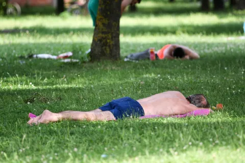 20.6.2021., Zagreb - Vruci dan na Jarunu. Gradjani suncanu nedjelju iskoristili za odmor i rekreaciju na jezeru Jarun. Photo: Zoe Sarlija/PIXSELL