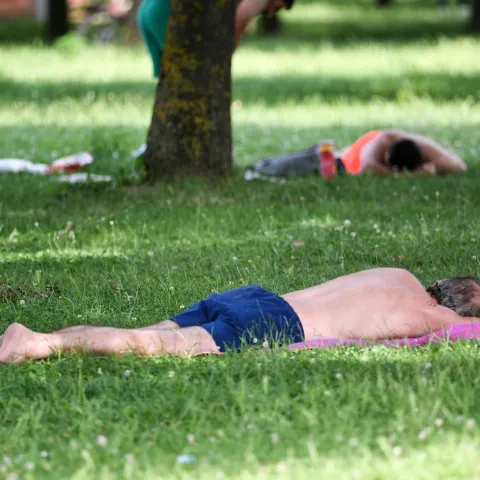 20.6.2021., Zagreb - Vruci dan na Jarunu. Gradjani suncanu nedjelju iskoristili za odmor i rekreaciju na jezeru Jarun. Photo: Zoe Sarlija/PIXSELL