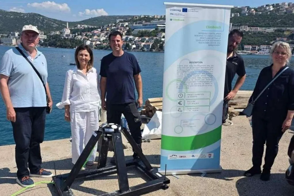 U Neumu u more postavljen uređaj za mjerenje strujanja mora i morskih valova