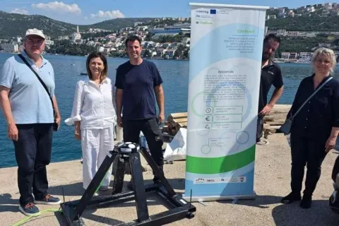 U Neumu u more postavljen uređaj za mjerenje strujanja mora i morskih valova
