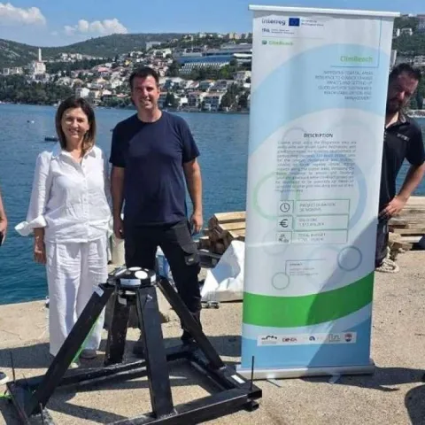 U Neumu u more postavljen uređaj za mjerenje strujanja mora i morskih valova