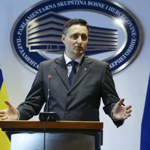 Sarajevo, BiH - 16. juni 2017: Denis Bećirović, poslanik u Predstavničkom domu Parlamentarne skup&scaron;tine BiH održao je danas konferenciju za novnare povodom prijedlog zakona o dopunama Krivičnog zakona BiH, koji je on jučer uputio. Bećirević je istakao da je u BiH u 21. vijeku genocid ponovljiv. Dodao je da je to te&scaron;ka konstatacija, ali da to govori jer se genocid u BiH i dalje negira i da se i dalje veličaju ratni zločinci. (Samir Yordamovi&ccedil; - Anadolu Agency)