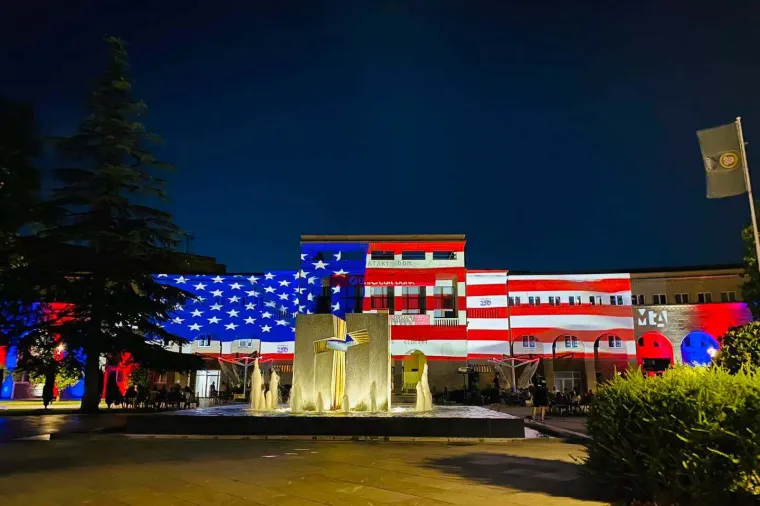 Kosača u čast 250. rođendana SAD-a osvijetljena bojama američke zastave