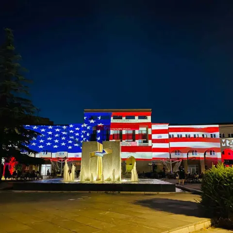 Kosača u čast 250. rođendana SAD-a osvijetljena bojama američke zastave