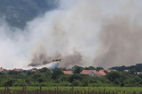 Veliki požari u Hercegovini: Požar iz Hrvatske pro&scaron;irio se u BiH, spa&scaron;avaju se kuće