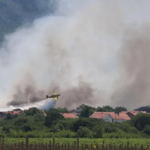Veliki požari u Hercegovini: Požar iz Hrvatske pro&scaron;irio se u BiH, spa&scaron;avaju se kuće
