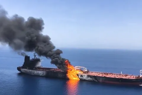 Pogođeni tanker (Ilustracija)