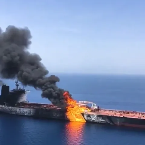 Pogođeni tanker (Ilustracija)