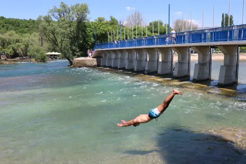 MOSTAR, 1. svibnja (FENA) - Stanovnici Mostara proslavili su MeД'unarodni praznik rada na nekom od izletiЕЎta u okolici najveД&Dagger;eg grada u Hercegovini.(Foto FENA/Branka Soldo)