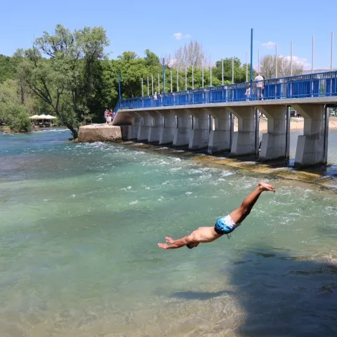 MOSTAR, 1. svibnja (FENA) - Stanovnici Mostara proslavili su MeД'unarodni praznik rada na nekom od izletiЕЎta u okolici najveД&Dagger;eg grada u Hercegovini.(Foto FENA/Branka Soldo)