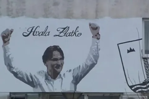  LIVNO, 22. prosinca (FENA) &ndash; Tisuće građana okupilo se u četvrtak na sredi&scaron;njem gradskom trgu u Livnu kako bi svečano dočekali izbornika hrvatske nogometne reprezentacije Zlatka Dalića koji je drugi put hrvatsku nogometnu reprezentaciju doveo do medalje.