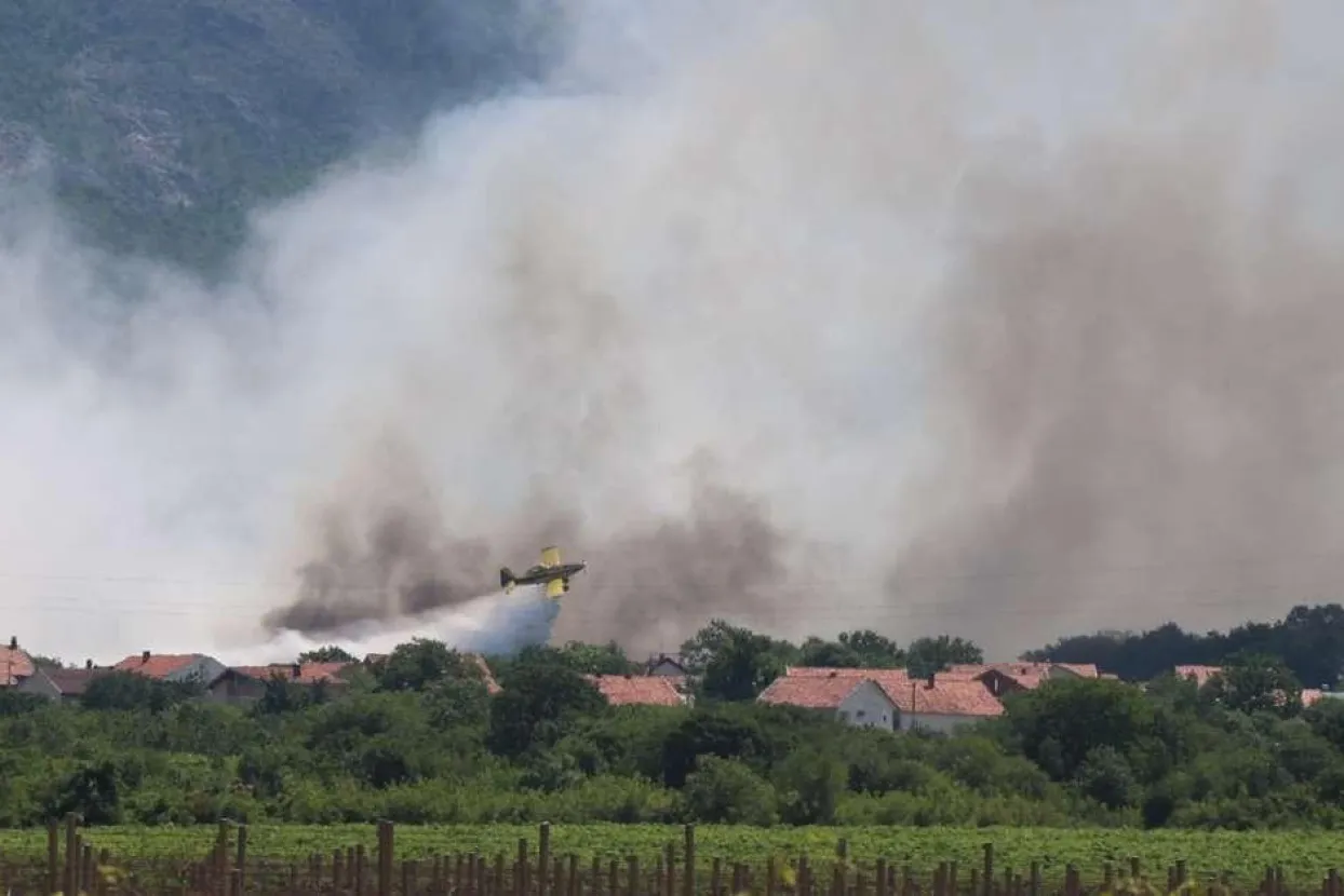 Veliki požari u Hercegovini: Požar iz Hrvatske pro&scaron;irio se u BiH, spa&scaron;avaju se kuće