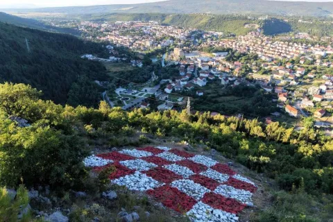 Zavr&scaron;eni radovi na uređenju hrvatskog grba u &Scaron;irokom Brijegu