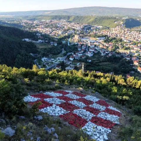 Zavr&scaron;eni radovi na uređenju hrvatskog grba u &Scaron;irokom Brijegu