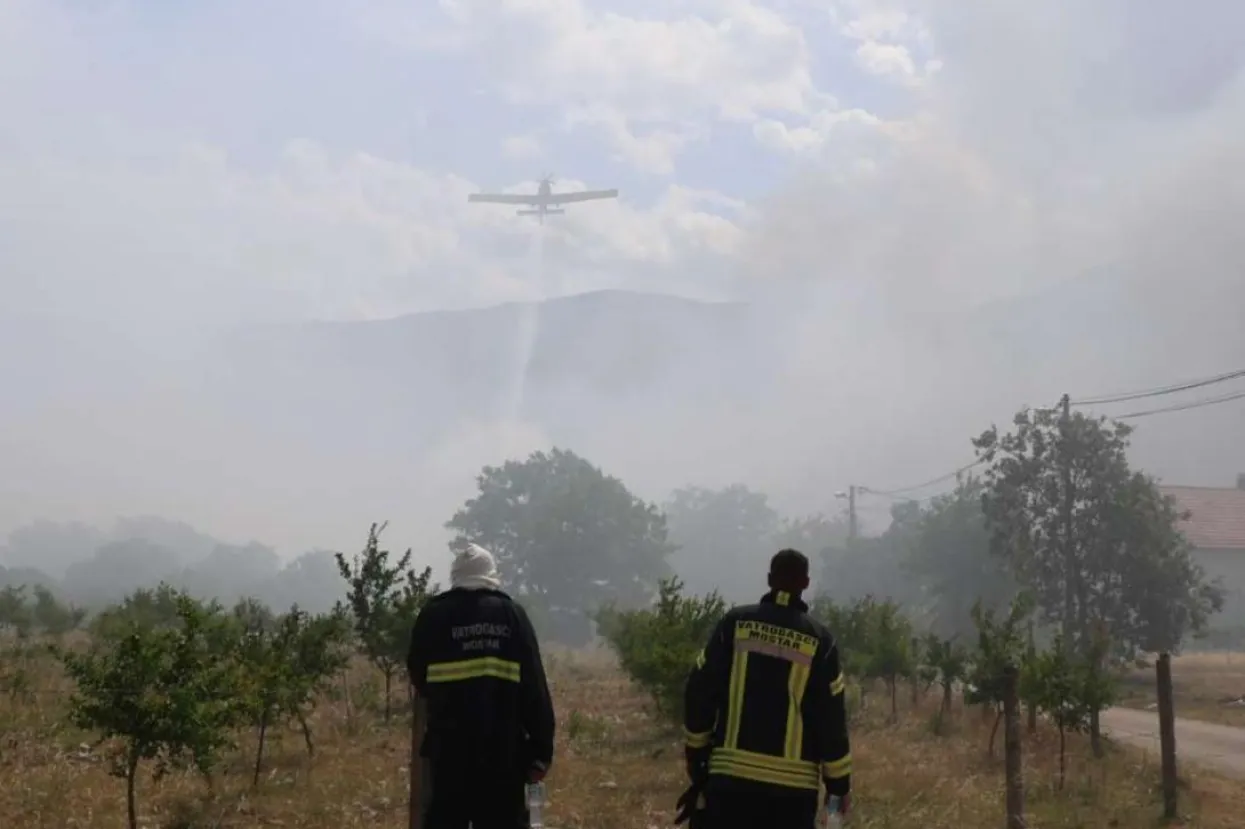Požar na brdu Radovići sjeverno od Mostara gase dva Air Tractora