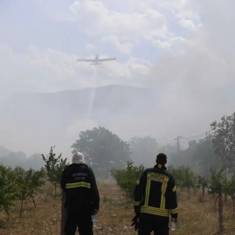 Požar na brdu Radovići sjeverno od Mostara gase dva Air Tractora