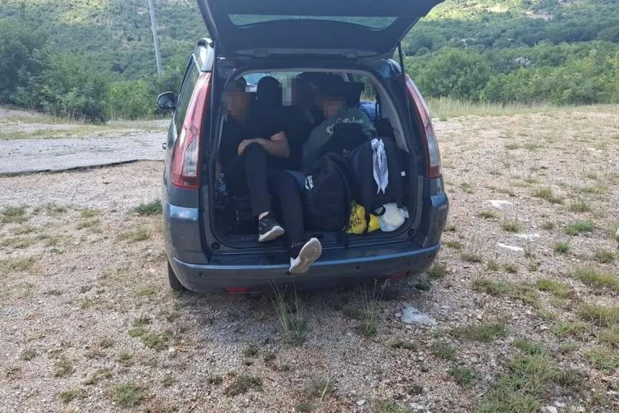 Na području Livna i Gruda spriječena dva slučaja krijumčarenja migranata, uhićene četiri osobe