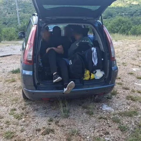 Na području Livna i Gruda spriječena dva slučaja krijumčarenja migranata, uhićene četiri osobe