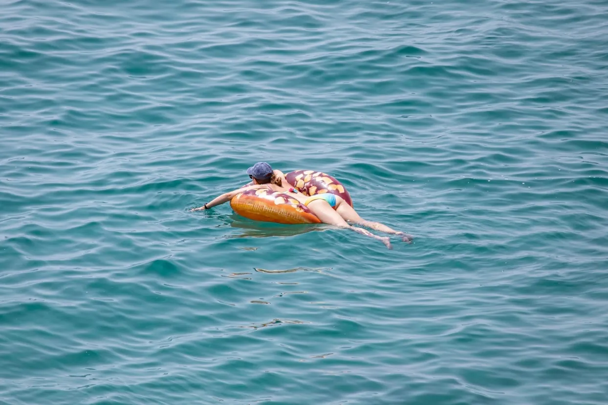 13.07.2021., Plaza Banje, Dubrovnik - Najbolje rjesenje za velike vrucine je kupanje u moru.Photo: Grgo Jelavic/PIXSELL