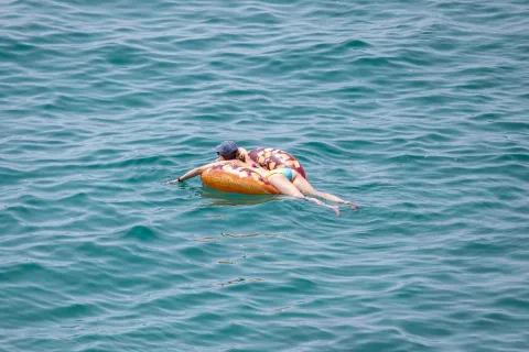 13.07.2021., Plaza Banje, Dubrovnik - Najbolje rjesenje za velike vrucine je kupanje u moru.Photo: Grgo Jelavic/PIXSELL